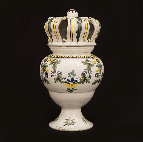 An end 18th century potpourri jar of faience. 
Kellinghusen, Northgermany, circa 1790. H: 27cm