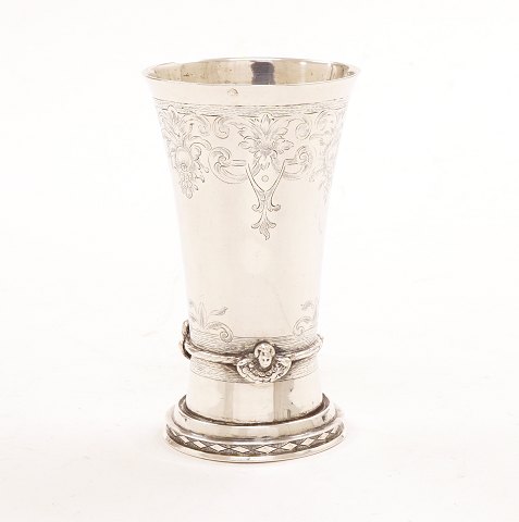 Renaissance Becher aus Silber. 2. Hälfte des 17. 
Jahrhunderts. Undeutliches Meisterzeichen. H: 
14cm. G: 197gr