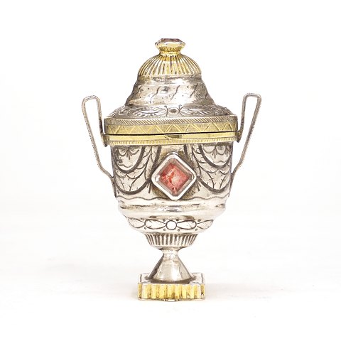 Christopher Hiller, 1786-1800 Løgumkloster, 
Denmark: A partly gilt silver vinaigrette. H: 
8,5cm. W: 55gr