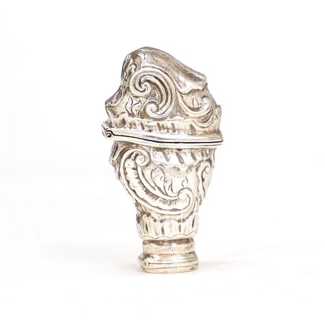 A small Danish silver Rococo vinaigrette. With 
maker's mark. H: 6,2cm. W: 28gr
