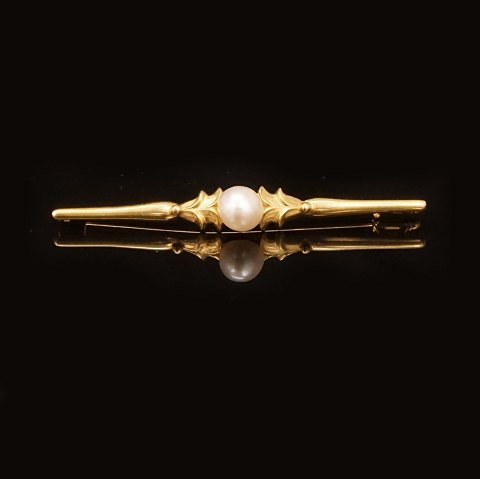 Evald Nielsen, Kopenhagen: Brosche aus 14kt Gold. 
L: 6,3cm