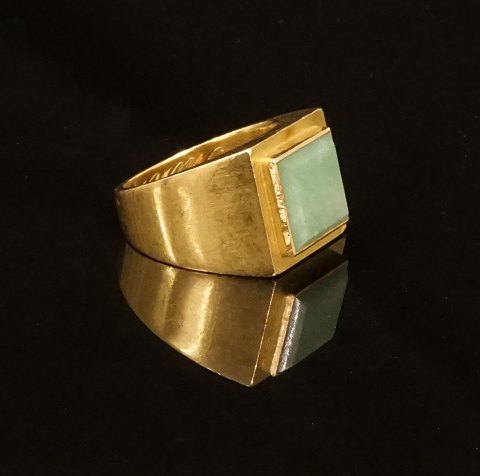 Frantz Hingelberg, Aarhus: Kräftiger Ring aus 18kt 
Gold. Ringgr. 56-57