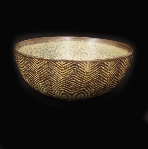 A stoneware bowl by Axel Salto, 1889-1961, for 
Royal Copenhagen. H: 7,2cm. D: 16,8cm