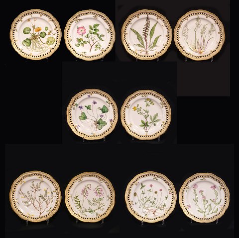 Royal Copenhagen: Sæt på 10 tidlige Flora Danica 
middagstallerkner. Alle fra perioden 1870-1890. D: 
25cm