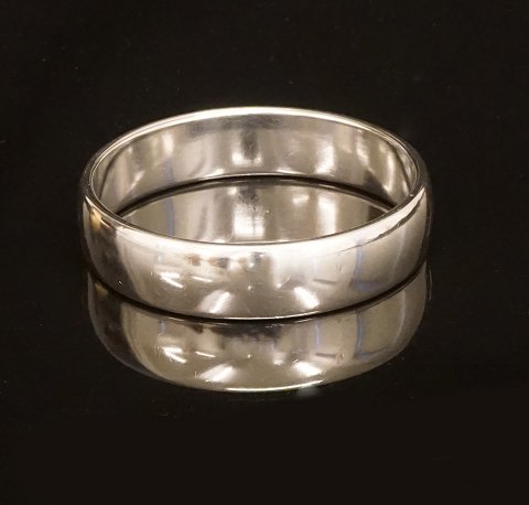 John Rørvig, København: Bred armring i 
sterlingsølv. D indv: 6,5cm. V: 42gr