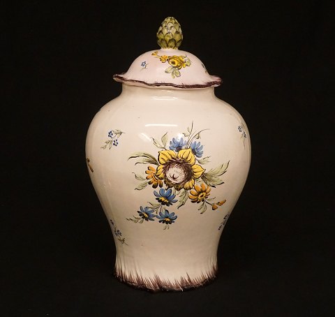 Polykromdekoreret potpourrivase i fajance. 
Rörstrand, Sverige, ca. år 1770. H. 31,5cm