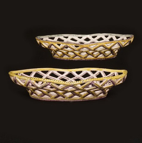 A pair of 18th century faience baskets. Signed 
Marieberg, Sweden, circa 1770. H: 5cm. L: 26cm. W: 
20cm