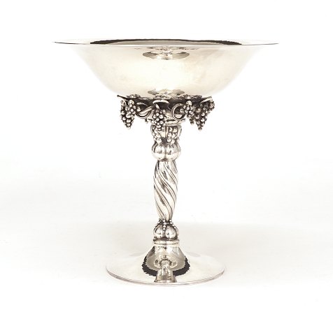 Georg Jensen: Traubenaufsatz in Sterlingsilber. 
#263B. H: 19cm. D: 18,4cm. G: 600gr