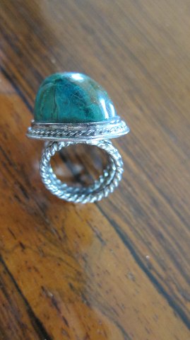 Ring aus Silber mit einem schönen grünen Stein, - ein sehr schöner Ring den man 
sich gut vorzeigen kann 
Bemerken Sie bitte die gut geschlängelte Arbeit aus dem Silberschmied
Grösse um 53
Sehen Sie bitte auch Warennr. 369165