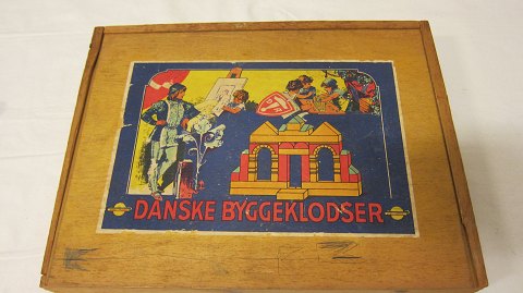 Für Sammler - Kinder und Erwachsene:
"Danske byggeklodser" (Dänische Baukasten), echt Retro
Die grosse Kiste aus Holz mit den alten Dänischen Bauklötzern aus Holz
Die komplette originale Kiste mit alle Klötzern
L: 30cm
B: 23cm
H: 5cm