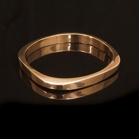 Herman Sierbøl, Denmark: A 8kt gold bangle. Size 
inside: 5,8x5,4cm. W: 12,6gr