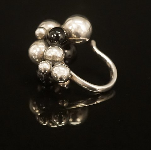 Georg Jensen: Moonlight Grapes ring i sterlingsølv 
med sort agat. Ringstr. 54. Leveres i original 
æske