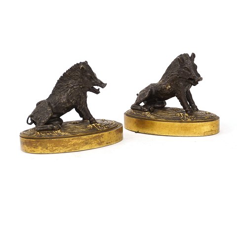 Et par delvist forgyldte bronzefigurer i form af 
vildsvin. Italien 2. halvdel af 1800-tallet. H: 
10,5cm. L: 14,5cm