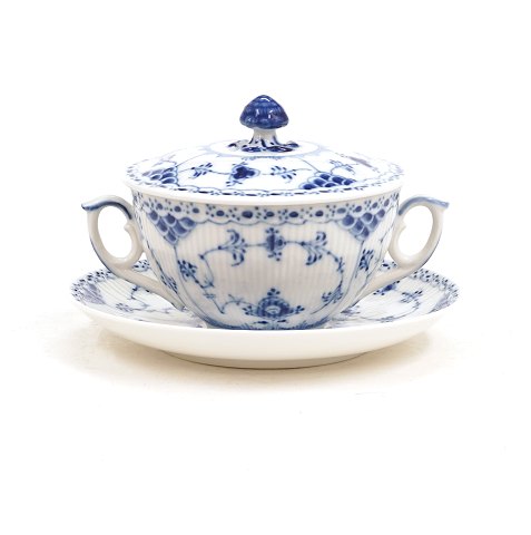 Sæt på 10 Royal Copenhagen musselmalet halvblonde 
bouillonkop med låg 764. H: 17cm. D: 10cm