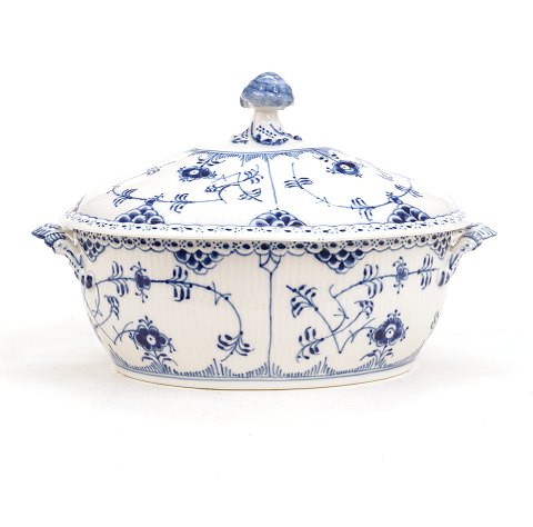 Royal Copenhagen: A large blue fluted tureen. 
#1/595. L: 34cm