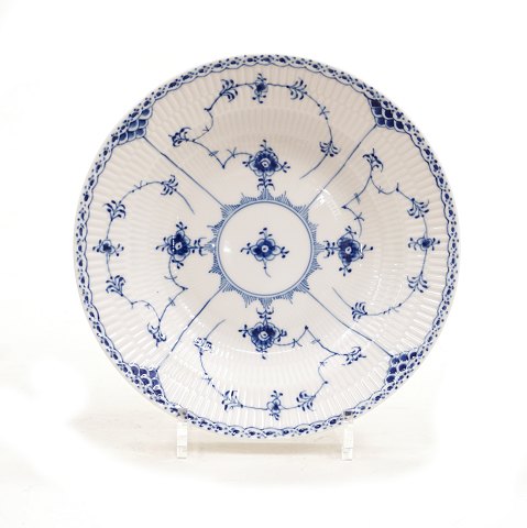 Royal Copenhagen: A large blue fluted half lace 
soup plate. #1/565. D: 24,5cm