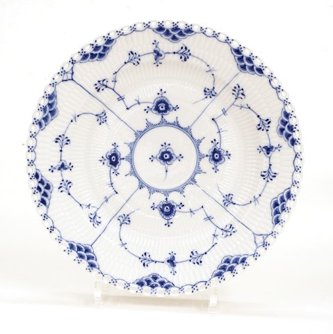 Royal Copenhagen: A set of 6 blue fluted full lace 
dishes 1078. D: 25cm