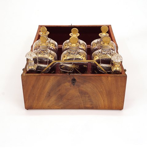 A decanter box with six large and two small 
decanter. Circa 1860-80