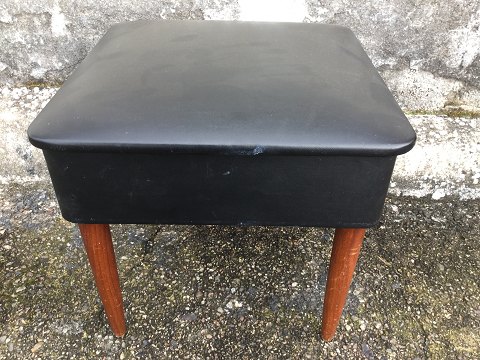 Nähkasten / Hocker
Schwarzer Skai / Teak
425 kr