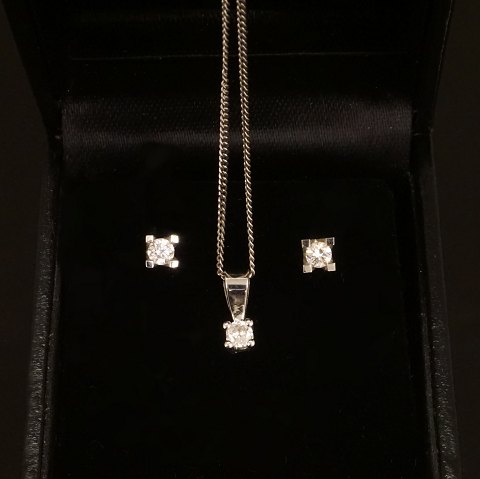 Smykkesæt i 14kt hvidguld bestående af vedhæng med 
brillant og et par brillantørestikker. Ca. 0,3ct 
ialt. Halskæde L: 42cm