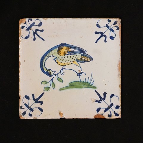 Polychromdekorierte holländische Fliese mit 
Vogelmotiv. Um 1620-40. Grösse: 13x13cm