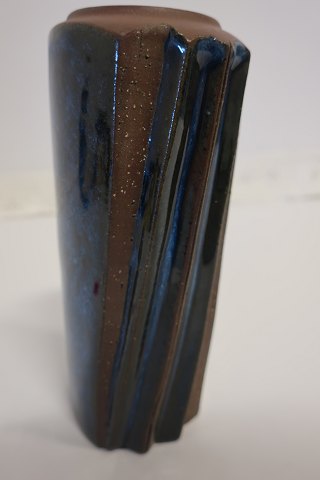 Vase
Vase aus Keramik von Michael Andersen & Søn, Bornholm, Dänemark
Design: Marianne Starck
Die originale Papirmarke: Mich. Andersen & Søn, Bornholmsk Keramik
H: 18,5cm
In gutem Stande