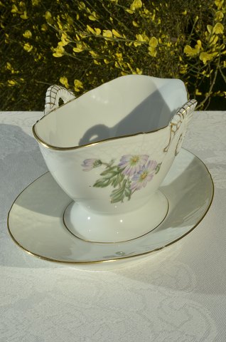 Bing & Grondahl  Chrysantemum Sauce boat 8