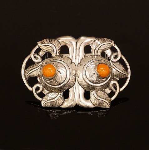 Jugendstil Schliesse aus Silber mit Bernstein. 
Grösse: 9x6cm