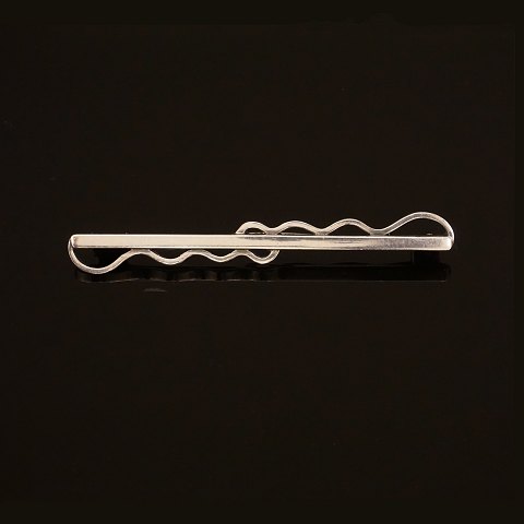 Karl Gustav Hansen, Kolding, Denmark, ca. 1937: A 
sterlingsilver brooch. L: 7,8cm