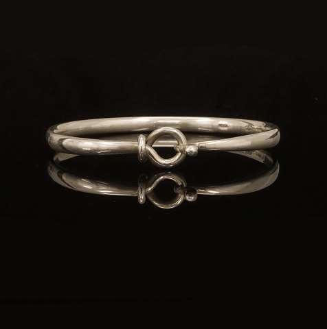 Vivanne Torun Bülow-Hübe für Georg Jensen: "Torun" 
Armring aus Sterlingsilber. Masse: 6,5x5,4cm