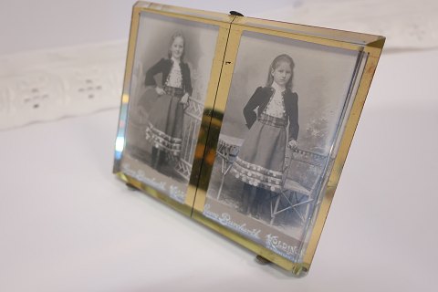 Doppelt-Fotorahmen
Der antique Fotorahmen mit Platz für 2 Fotos ist aus schwerem Glas und mit 
einer Rückseite aus Holz
Um 1900
um  11cm x 13cm
Kleine Fehler Sehen Sie bitte das Foto
Wir haben eine grosse Auswahl von alten Rahmen