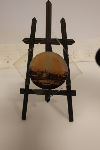 Fotorahmen
Der dekorativen Fotorahmen ist aus Holz mit Glas
Um Anfang die 1900-Jahren
19cm x 5cm (8,5cm)
Die Prospekt ist aus Haderslev (Hadersleben)
Wir haben eine grosse Auswahl von alten Rahmen
Kontakten Sie uns bitte für weitere Information