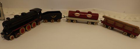 Zug aus Holz gemacht DSB und ESSO Logo 
4 Teile ins gesamt
LOKOMOTIV, Hense nr. 313, DSB Logo 
TANKWAGEN, ESSO Logo
TRANSPORTWAGEN für Holz 
WAGEN mit DSB Logo
In gutem Stande, trotz Alter
Der Preis ist für alle die 4 Teile