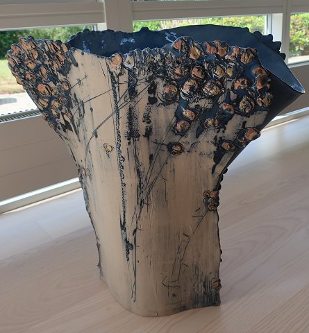 Bodenvase, ein Unikat aus Keramik
Eine schöne, stimmingsvolle und ganz spezielle Bodenvase aus Keramik von DH 
(Dorthe Hansen) Keramik in Sørig Gamle Skole (Sørig alte schule), Dänemark, 
gemacht
Signiert: Dorthe
Um Mitte 1990-Jahren hergestellt
H: 54cm