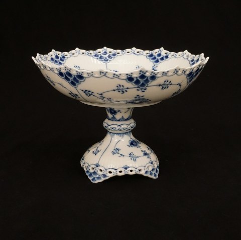 A Royal Copenhagen blue fluted full lace 
centerpiece. #1020. H: 14,8cm. D: 21cm