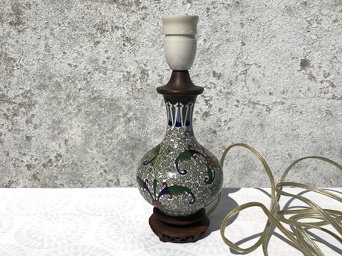 Cloisonne Lampe
Auf Holzständer
* 350kr