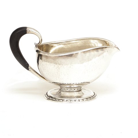 Kraftig Georg Jensen sauciere i sterlingsølv. 
#290B. Perioden 1933-44. H: 11,3cm. V: 312gr