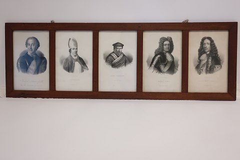 Ramme mit 5 Drücke:
- Frederik Danneskjold
- Ansgarius
- Hans Thausen
- Niels Juel
- Peter Griffenfeldt
Im Em. Bærentzen & Co. Lith. Inst., Dänemark, gedruckt
Um 1900