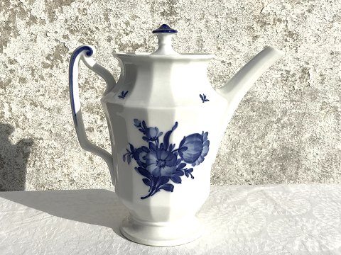 Royal Copenhagen
Kantet
Blå blomst
Kaffekande
#10/8502
*225kr