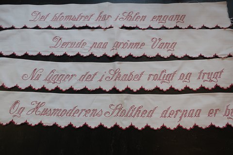 Spitzenpapier, aus Baumwolle, handgestickt, alt, dänisch
Garnitur mit 4 Stk. in Versen geschrieben 
Wird auf das Fach im Schrank gedeckt, so dass man den schönen Vers lesen kann
(Wir übersetzen gern)