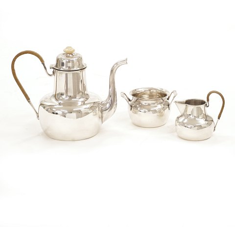 A. Michelsen, Copenhagen: A sterlingsilver coffee 
service. Dated 1947. H: 16cm. W: 744gr