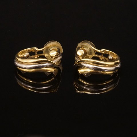 Et par Georg Jensen ørestikker i 18kt guld. #1488. 
Design af Regitze Overgaard. Stemplet Georg Jensen 
og Regitze Overgaard. Mål: 20x18mm