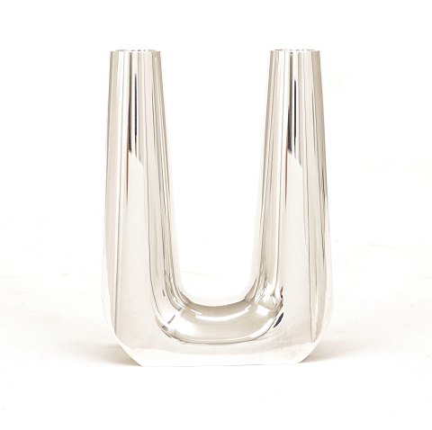 Søren Georg Jensen lysestage til to lys i 
sterlingsølv. Fremstillet for Georg Jensen. #1087. 
H: 17,5cm. V: 846gr