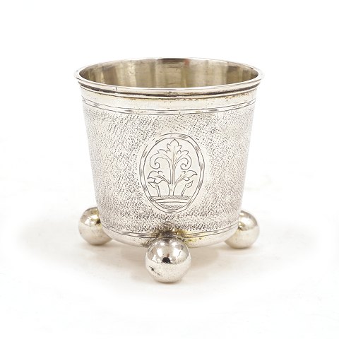 An early 18th century Danish silver cup by 
Christian Lübecker, Copenhagen, 1722. H: 6,6cm. W: 
59gr