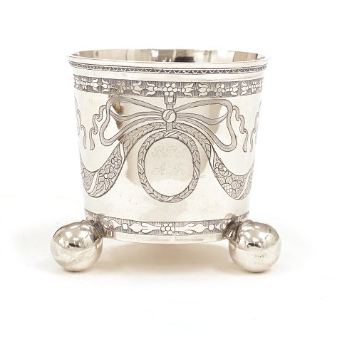 A late 18tc century Louis XVI silver cup by H. W. 
Schorler, Næstved 1782. H: 8,4cm. W: 107,7gr