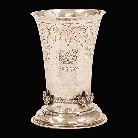 Kerubbæger i sølv af Joen Joensen, Næstved, 
1700-56. Prydet med spejlmonogram "PKJ" og dateret 
1731. Hidrørende fra Hans Tobiesens samling. H: 
12,8cm. V: 232,1gr