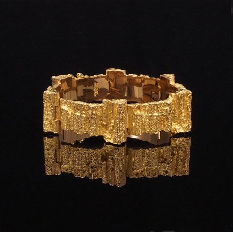 Lapponia armbånd i 14kt guld med kasselås og 
sikkerhedslås. L: 19cm. Bredde: 13-18mm. V: 53,5gr
