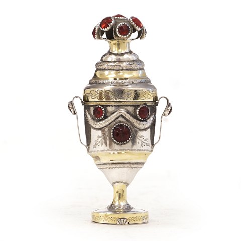 Hovedvandsæg i delvist forgyldt sølv prydet med 
flusser. Mester: Thomas Jensen, 1796-1825, 
Aabenraa. H: 11,4cm