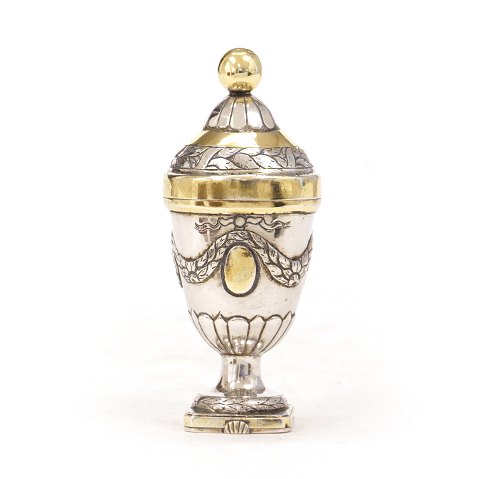 An early 19th century partly gilt Danish silver 
vinaigrette. Johan Adolf Müller, Haderslev. H: 
8,3cm