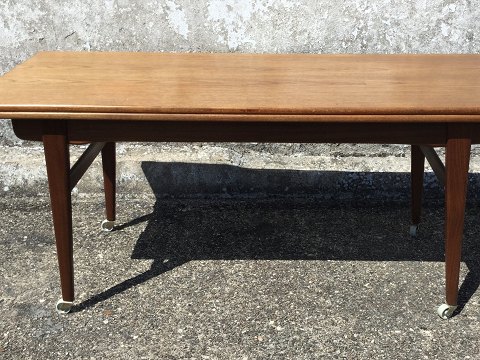 Height adjustable table
Teak
2000 kr